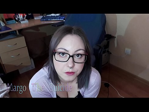 ❤️ Suíonn Cailín Sexy le Gloiní Dildo go domhain ar an gCeamara ❤❌ Fucking linn